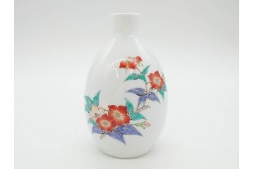 重要無形文化財　人間国宝　十四代　酒井田柿右衛門　錦　苺花文　酒器　なめらかなフォルムと繊細な色絵が魅力的な徳利1本&猪口2客セット(とっくり、おちょこ、ぐい呑み、和食器、共箱付き)(R-075109)