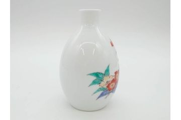 重要無形文化財　人間国宝　十四代　酒井田柿右衛門　錦　苺花文　酒器　なめらかなフォルムと繊細な色絵が魅力的な徳利1本&猪口2客セット(とっくり、おちょこ、ぐい呑み、和食器、共箱付き)(R-075109)