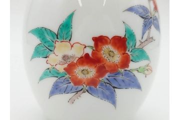 重要無形文化財　人間国宝　十四代　酒井田柿右衛門　錦　苺花文　酒器　なめらかなフォルムと繊細な色絵が魅力的な徳利1本&猪口2客セット(とっくり、おちょこ、ぐい呑み、和食器、共箱付き)(R-075109)