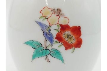 重要無形文化財　人間国宝　十四代　酒井田柿右衛門　錦　苺花文　酒器　なめらかなフォルムと繊細な色絵が魅力的な徳利1本&猪口2客セット(とっくり、おちょこ、ぐい呑み、和食器、共箱付き)(R-075109)