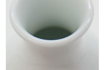 重要無形文化財　人間国宝　十四代　酒井田柿右衛門　錦　苺花文　酒器　なめらかなフォルムと繊細な色絵が魅力的な徳利1本&猪口2客セット(とっくり、おちょこ、ぐい呑み、和食器、共箱付き)(R-075109)