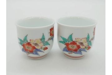 重要無形文化財　人間国宝　十四代　酒井田柿右衛門　錦　苺花文　酒器　なめらかなフォルムと繊細な色絵が魅力的な徳利1本&猪口2客セット(とっくり、おちょこ、ぐい呑み、和食器、共箱付き)(R-075109)