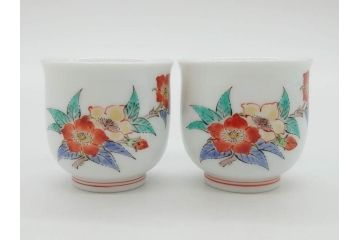 重要無形文化財　人間国宝　十四代　酒井田柿右衛門　錦　苺花文　酒器　なめらかなフォルムと繊細な色絵が魅力的な徳利1本&猪口2客セット(とっくり、おちょこ、ぐい呑み、和食器、共箱付き)(R-075109)