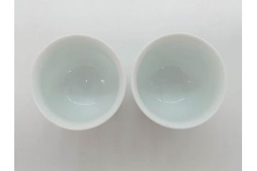 重要無形文化財　人間国宝　十四代　酒井田柿右衛門　錦　苺花文　酒器　なめらかなフォルムと繊細な色絵が魅力的な徳利1本&猪口2客セット(とっくり、おちょこ、ぐい呑み、和食器、共箱付き)(R-075109)