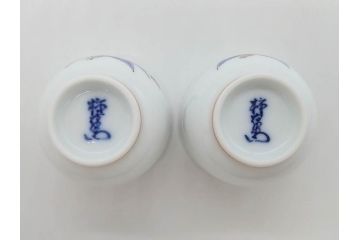 重要無形文化財　人間国宝　十四代　酒井田柿右衛門　錦　苺花文　酒器　なめらかなフォルムと繊細な色絵が魅力的な徳利1本&猪口2客セット(とっくり、おちょこ、ぐい呑み、和食器、共箱付き)(R-075109)