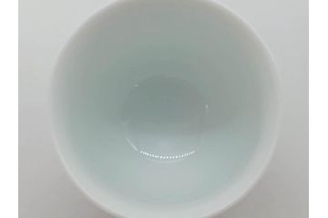 重要無形文化財　人間国宝　十四代　酒井田柿右衛門　錦　苺花文　酒器　なめらかなフォルムと繊細な色絵が魅力的な徳利1本&猪口2客セット(とっくり、おちょこ、ぐい呑み、和食器、共箱付き)(R-075109)