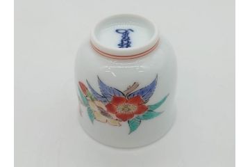 重要無形文化財　人間国宝　十四代　酒井田柿右衛門　錦　苺花文　酒器　なめらかなフォルムと繊細な色絵が魅力的な徳利1本&猪口2客セット(とっくり、おちょこ、ぐい呑み、和食器、共箱付き)(R-075109)