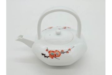重要無形文化財　人間国宝　十四代　酒井田柿右衛門　錦　酒器　梅花文が愛らしい銚子&猪口2客セット(おちょこ、ぐい呑み、和食器、共箱付き)(R-075110)