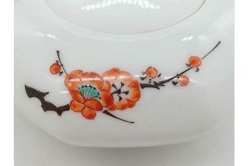 重要無形文化財　人間国宝　十四代　酒井田柿右衛門　錦　酒器　梅花文が愛らしい銚子&猪口2客セット(おちょこ、ぐい呑み、和食器、共箱付き)(R-075110)