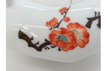重要無形文化財　人間国宝　十四代　酒井田柿右衛門　錦　酒器　梅花文が愛らしい銚子&猪口2客セット(おちょこ、ぐい呑み、和食器、共箱付き)(R-075110)