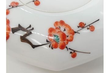 重要無形文化財　人間国宝　十四代　酒井田柿右衛門　錦　酒器　梅花文が愛らしい銚子&猪口2客セット(おちょこ、ぐい呑み、和食器、共箱付き)(R-075110)