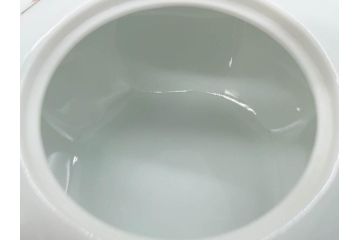 重要無形文化財　人間国宝　十四代　酒井田柿右衛門　錦　酒器　梅花文が愛らしい銚子&猪口2客セット(おちょこ、ぐい呑み、和食器、共箱付き)(R-075110)