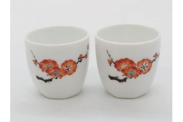 重要無形文化財　人間国宝　十四代　酒井田柿右衛門　錦　酒器　梅花文が愛らしい銚子&猪口2客セット(おちょこ、ぐい呑み、和食器、共箱付き)(R-075110)