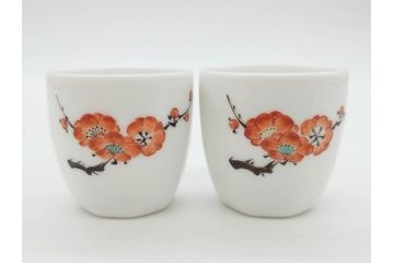 重要無形文化財　人間国宝　十四代　酒井田柿右衛門　錦　酒器　梅花文が愛らしい銚子&猪口2客セット(おちょこ、ぐい呑み、和食器、共箱付き)(R-075110)