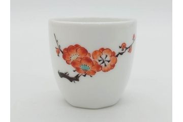 重要無形文化財　人間国宝　十四代　酒井田柿右衛門　錦　酒器　梅花文が愛らしい銚子&猪口2客セット(おちょこ、ぐい呑み、和食器、共箱付き)(R-075110)