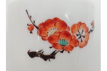 重要無形文化財　人間国宝　十四代　酒井田柿右衛門　錦　酒器　梅花文が愛らしい銚子&猪口2客セット(おちょこ、ぐい呑み、和食器、共箱付き)(R-075110)