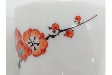 重要無形文化財　人間国宝　十四代　酒井田柿右衛門　錦　酒器　梅花文が愛らしい銚子&猪口2客セット(おちょこ、ぐい呑み、和食器、共箱付き)(R-075110)