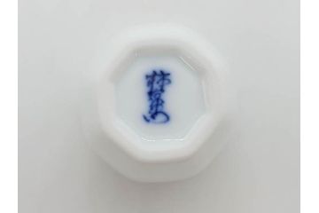 重要無形文化財　人間国宝　十四代　酒井田柿右衛門　錦　酒器　梅花文が愛らしい銚子&猪口2客セット(おちょこ、ぐい呑み、和食器、共箱付き)(R-075110)