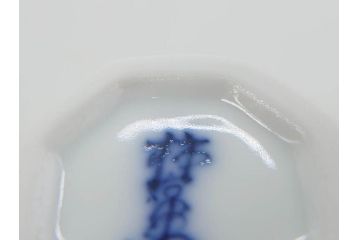 重要無形文化財　人間国宝　十四代　酒井田柿右衛門　錦　酒器　梅花文が愛らしい銚子&猪口2客セット(おちょこ、ぐい呑み、和食器、共箱付き)(R-075110)