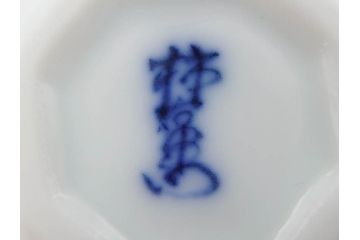 重要無形文化財　人間国宝　十四代　酒井田柿右衛門　錦　酒器　梅花文が愛らしい銚子&猪口2客セット(おちょこ、ぐい呑み、和食器、共箱付き)(R-075110)
