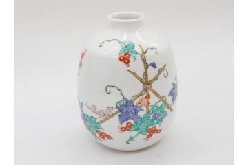重要無形文化財　人間国宝　十四代　酒井田柿右衛門　錦　葡萄リス文　細部までこだわりを感じる瓶(花瓶、花入れ、花器、色絵、共箱付き)(R-075112)