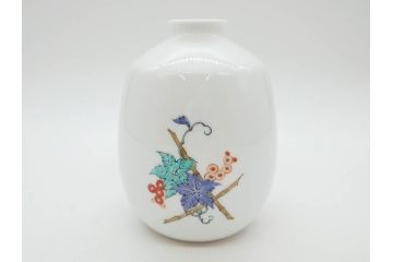 重要無形文化財　人間国宝　十四代　酒井田柿右衛門　錦　葡萄リス文　細部までこだわりを感じる瓶(花瓶、花入れ、花器、色絵、共箱付き)(R-075112)