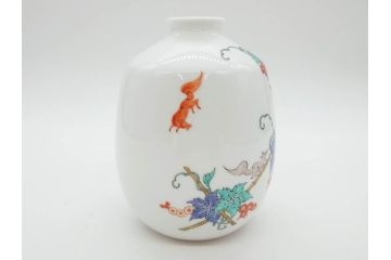 重要無形文化財　人間国宝　十四代　酒井田柿右衛門　錦　葡萄リス文　細部までこだわりを感じる瓶(花瓶、花入れ、花器、色絵、共箱付き)(R-075112)