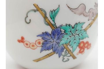 重要無形文化財　人間国宝　十四代　酒井田柿右衛門　錦　葡萄リス文　細部までこだわりを感じる瓶(花瓶、花入れ、花器、色絵、共箱付き)(R-075112)