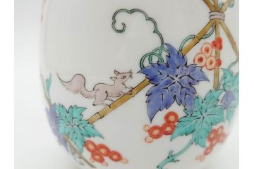 重要無形文化財　人間国宝　十四代　酒井田柿右衛門　錦　葡萄リス文　細部までこだわりを感じる瓶(花瓶、花入れ、花器、色絵、共箱付き)(R-075112)