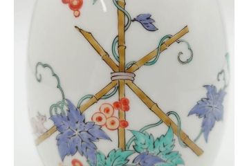 重要無形文化財　人間国宝　十四代　酒井田柿右衛門　錦　葡萄リス文　細部までこだわりを感じる瓶(花瓶、花入れ、花器、色絵、共箱付き)(R-075112)