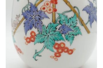 重要無形文化財　人間国宝　十四代　酒井田柿右衛門　錦　葡萄リス文　細部までこだわりを感じる瓶(花瓶、花入れ、花器、色絵、共箱付き)(R-075112)