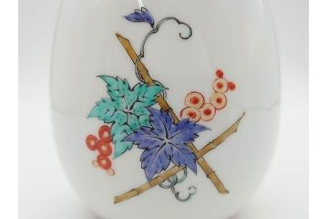 重要無形文化財　人間国宝　十四代　酒井田柿右衛門　錦　葡萄リス文　細部までこだわりを感じる瓶(花瓶、花入れ、花器、色絵、共箱付き)(R-075112)