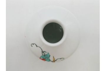 重要無形文化財　人間国宝　十四代　酒井田柿右衛門　錦　葡萄リス文　細部までこだわりを感じる瓶(花瓶、花入れ、花器、色絵、共箱付き)(R-075112)