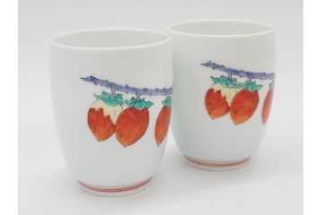 重要無形文化財　人間国宝　十四代　酒井田柿右衛門　錦　柿文　色彩とフォルムの美しさが食卓に華やぎをもたらす湯呑み2客セット(湯のみ、煎茶道具、和食器、共箱付き)(R-075113)