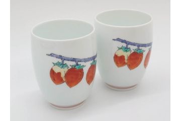 重要無形文化財　人間国宝　十四代　酒井田柿右衛門　錦　柿文　色彩とフォルムの美しさが食卓に華やぎをもたらす湯呑み2客セット(湯のみ、煎茶道具、和食器、共箱付き)(R-075114)