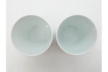重要無形文化財　人間国宝　十四代　酒井田柿右衛門　錦　柿文　色彩とフォルムの美しさが食卓に華やぎをもたらす湯呑み2客セット(湯のみ、煎茶道具、和食器、共箱付き)(R-075115)