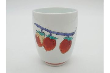重要無形文化財　人間国宝　十四代　酒井田柿右衛門　錦　柿文　色彩とフォルムの美しさが食卓に華やぎをもたらす湯呑み2客セット(湯のみ、煎茶道具、和食器、共箱付き)(R-075115)