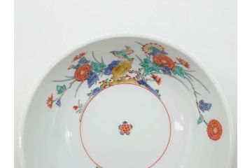 重要無形文化財　人間国宝　十四代　酒井田柿右衛門　錦　菊鳥文　約21cm　6.7寸　丁寧に描かれた絵付けが目を惹く菓子器(色絵、菓子皿、和皿、和食器、共箱付き、六寸七分)(R-075116)