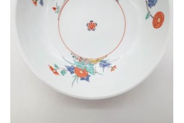 重要無形文化財　人間国宝　十四代　酒井田柿右衛門　錦　菊鳥文　約21cm　6.7寸　丁寧に描かれた絵付けが目を惹く菓子器(色絵、菓子皿、和皿、和食器、共箱付き、六寸七分)(R-075116)