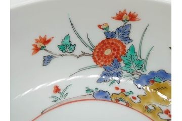 重要無形文化財　人間国宝　十四代　酒井田柿右衛門　錦　菊鳥文　約21cm　6.7寸　丁寧に描かれた絵付けが目を惹く菓子器(色絵、菓子皿、和皿、和食器、共箱付き、六寸七分)(R-075116)