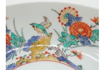 重要無形文化財　人間国宝　十四代　酒井田柿右衛門　錦　菊鳥文　約21cm　6.7寸　丁寧に描かれた絵付けが目を惹く菓子器(色絵、菓子皿、和皿、和食器、共箱付き、六寸七分)(R-075116)