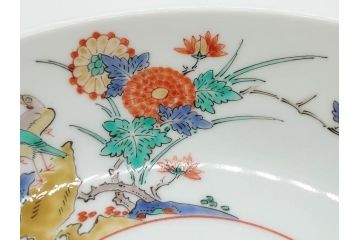 重要無形文化財　人間国宝　十四代　酒井田柿右衛門　錦　菊鳥文　約21cm　6.7寸　丁寧に描かれた絵付けが目を惹く菓子器(色絵、菓子皿、和皿、和食器、共箱付き、六寸七分)(R-075116)