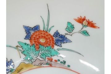 重要無形文化財　人間国宝　十四代　酒井田柿右衛門　錦　菊鳥文　約21cm　6.7寸　丁寧に描かれた絵付けが目を惹く菓子器(色絵、菓子皿、和皿、和食器、共箱付き、六寸七分)(R-075116)