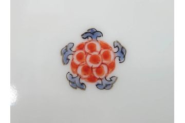 重要無形文化財　人間国宝　十四代　酒井田柿右衛門　錦　菊鳥文　約21cm　6.7寸　丁寧に描かれた絵付けが目を惹く菓子器(色絵、菓子皿、和皿、和食器、共箱付き、六寸七分)(R-075116)