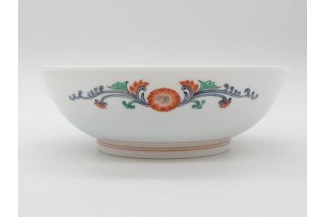 重要無形文化財　人間国宝　十四代　酒井田柿右衛門　錦　菊鳥文　約21cm　6.7寸　丁寧に描かれた絵付けが目を惹く菓子器(色絵、菓子皿、和皿、和食器、共箱付き、六寸七分)(R-075116)