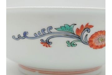 重要無形文化財　人間国宝　十四代　酒井田柿右衛門　錦　菊鳥文　約21cm　6.7寸　丁寧に描かれた絵付けが目を惹く菓子器(色絵、菓子皿、和皿、和食器、共箱付き、六寸七分)(R-075116)