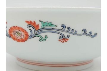 重要無形文化財　人間国宝　十四代　酒井田柿右衛門　錦　菊鳥文　約21cm　6.7寸　丁寧に描かれた絵付けが目を惹く菓子器(色絵、菓子皿、和皿、和食器、共箱付き、六寸七分)(R-075116)