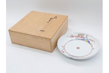 重要無形文化財　人間国宝　十四代　酒井田柿右衛門　錦　梅菊文　鮮やかな色絵が食卓に彩を与える皿(中皿、和皿、和食器、共箱付き)(R-075117)