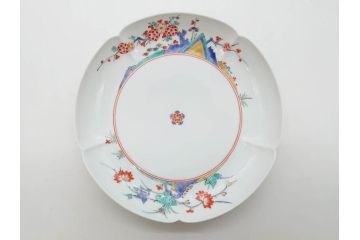 重要無形文化財　人間国宝　十四代　酒井田柿右衛門　錦　梅菊文　鮮やかな色絵が食卓に彩を与える皿(中皿、和皿、和食器、共箱付き)(R-075117)