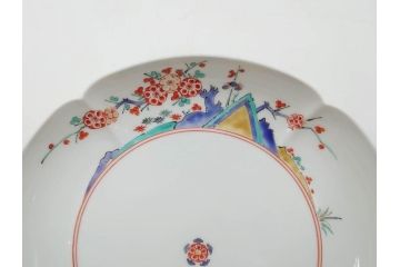 重要無形文化財　人間国宝　十四代　酒井田柿右衛門　錦　梅菊文　鮮やかな色絵が食卓に彩を与える皿(中皿、和皿、和食器、共箱付き)(R-075117)
